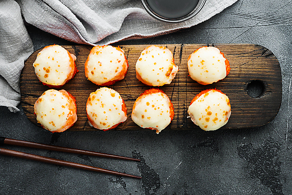 포토 JPG 해외이미지 스튜디오촬영 젓가락 사람없음 초밥 롤 나무도마 롤스시 해외포토 도마 수저 실내 목재 일본음식 파일형식 이미지허브