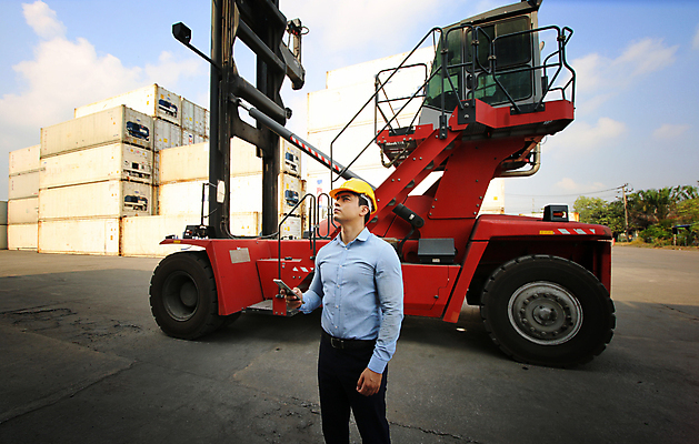 포토 JPG 해외이미지 백인 직업 남자 산업 비즈니스 공장 교통시설 노동자 한명 안전 사람 성인 상자 쌓기 항구 장비 화물 최고 업무 작업 엔지니어 감독 헬멧 컨테이너 창고 기중기 무역 상업 수납 짐차 포트 지게차 물류 로딩 분배 수입 제어 터미널 해외포토 서양인 1 교통 공업 모션 자동차 운송업 중장비 기술자 보호장비 시설 파일형식 이미지허브