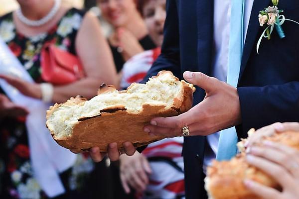 포토 JPG 해외이미지 모델 전통 손 커플 드레스 옷 여자 남자 꽃 행복 음식 빵 조각 결혼 신혼부부 자연 결혼식 함께함 건강 사랑 사람 이벤트 성인 사람없음 장식 갈색 식사 흰색 축하 우아함 맛 러시아 밀가루 덩어리 빈털터리 러시아인 우크라이나 해외포토 서양인 식물 부부 감정 유럽 컬러 컨셉 관계 신체부위 가루 생태계 신혼 파일형식 이미지허브