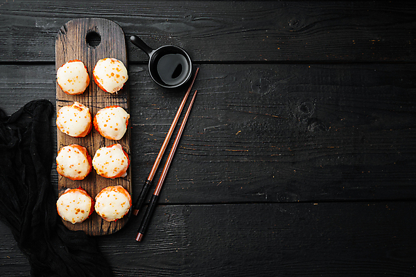 포토 JPG 해외이미지 스튜디오촬영 젓가락 사람없음 초밥 간장 롤 나무도마 롤스시 해외포토 도마 수저 실내 목재 양념 일본음식 파일형식 이미지허브