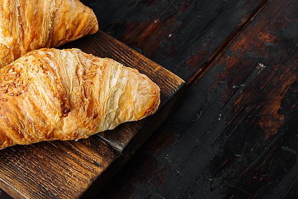 포토 JPG 해외이미지 스튜디오촬영 음식 빵 사람없음 하이앵글 크루아상 나무도마 해외포토 뷰포인트 도마 실내 목재 파일형식 이미지허브