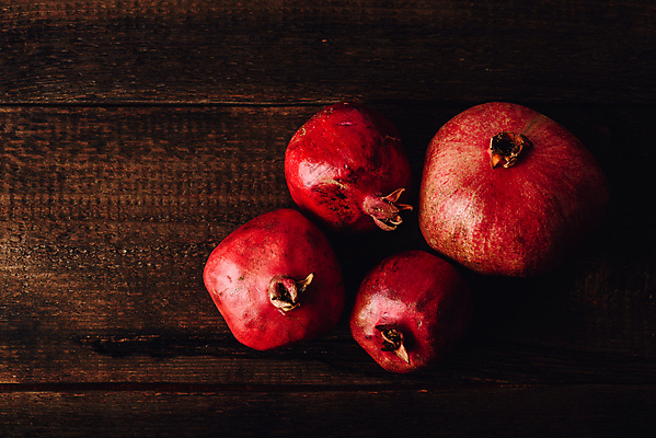 포토 JPG 해외이미지 실내 사람없음 하이앵글 여러개 석류 나무탁자 해외포토 뷰포인트 다수 과일 탁자 내부 파일형식 이미지허브