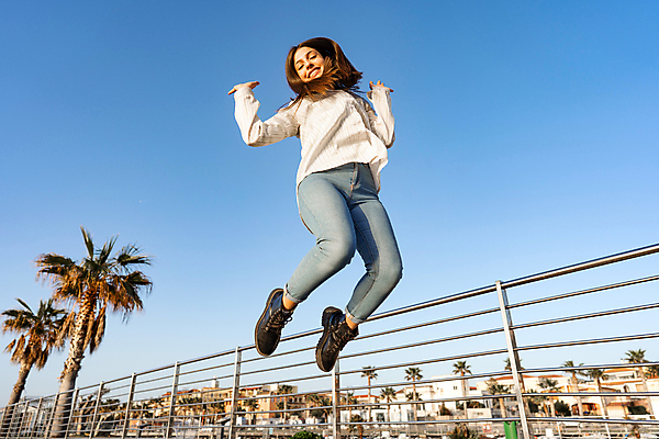 포토 JPG 해외이미지 학생 여자 행복 스포츠 포즈 이동 신체 비즈니스 모션 성공 휴식 한명 미소 웃음 사람 빛 햇빛 점프 기쁨 댄서 에너지 자유 청바지 춤 우승 끝 스마트 오르기 펑키 골 무료 승자 필승 해외포토 직업 1 감정 컨셉 바지 문화예술 표정 태양 최고 파일형식 이미지허브