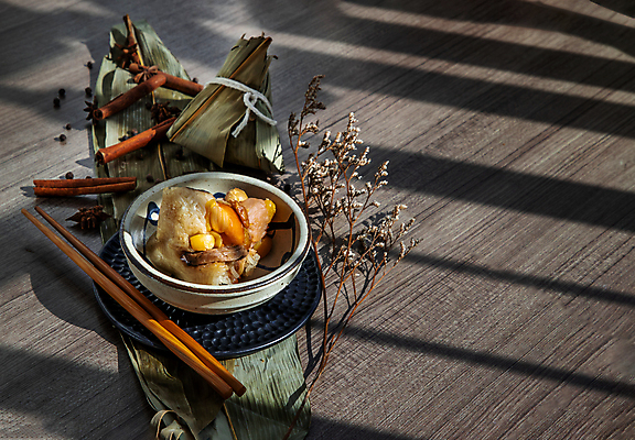 포토 JPG 해외이미지 전통 아시아 전통문화 문화 음식 백그라운드 잎 포장 밥 디저트 건조 돼지고기 요리 인종 사람없음 갈색 중식 주방 축제 중국 신선 맛 먹기 가득함 만들기 레시피 성분 경단 시나몬 핸드메이드 흥미 해외포토 식물 나라 컬러 컨셉 모션 육류 사람 파일형식 이미지허브