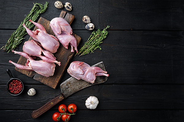 포토 JPG 해외이미지 식재료 방울토마토 실내 생고기 육류 사람없음 하이앵글 허브 식칼 로즈메리 메추리알 나무도마 메추리 통마늘 통후추 카피스페이스 나무배경 해외포토 식물 뷰포인트 백그라운드 토마토 주방용품 도마 마늘 내부 목재 알 공백 후추 파일형식 이미지허브