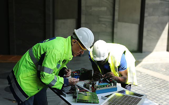 포토 JPG 해외이미지 직업 과학 유니폼 부동산 미래 협력 노동자 기술 작업복 두명 가로 글로벌 태양 재활용 공연 작업 도움 연결 안전모 승무원 종업원 집중 측정 노력 시스템 자원 해결 세대 적재 유지 혁명 계약자 고용 설치 업그레이드 지원 효율 해외포토 자연요소 옷 컨셉 사람 이벤트 구직 재산 헬멧 안전장비 계약 친환경 채용 파일형식 이미지허브