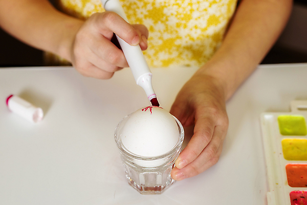 포토 JPG 해외이미지 백인 전통 손 여자 딸 어린이 가족 휴가 주택 실내 창조 한명 사람 인종 청년 장식 컬러풀 노란색 페인트 봄 축하 심볼 준비 그림 부활절계란 페인트붓 초보 핸드메이드 해외포토 서양인 1 계절 컬러 컨셉 관계 부활절 성인 내부 건물 신체부위 계란 붓 파일형식 이미지허브