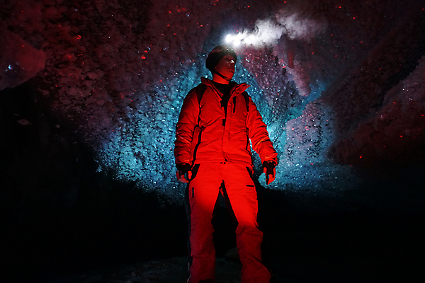 포토 JPG 해외이미지 여행 백그라운드 겨울 자연 조명 산 아이슬란드 그림자 한명 사람 빨간색 파란색 빛 냉동 얼음 어둠 추위 광선 등불 투명 터널 동굴 신비 크리스탈 북극 빙하 서리 빙산 지하 카자흐스탄 해외포토 자연요소 1 계절 유럽 아시아 길 컬러 컨셉 광석 극지방 생태계 파일형식 이미지허브