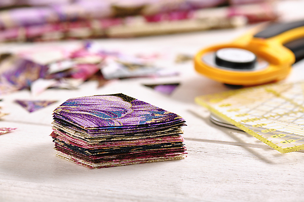 포토 JPG 해외이미지 꽃잎 조각 패턴 장신구 부분 자 취미 사람없음 쌓기 봄 매트 공구 직물 면 칼날 바느질 자르기 묘사 오브젝트 날카로움 롤러 흙더미 수공예 커터 퀼트 핸드메이드 해외포토 계절 꽃 무늬 모션 문구용품 흙 도구 공예 파일형식 더미 이미지허브