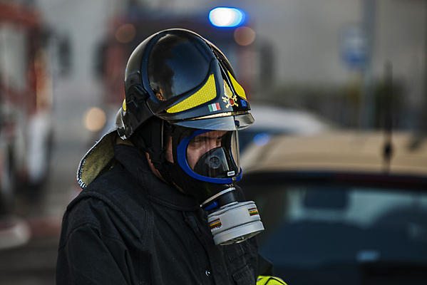 포토 JPG 해외이미지 주간 남자 한명 상반신 성인 야외 옆모습 아웃포커스 소방관 소방 방독면 착용 성인남자한명만 해외포토 자연요소 1 뷰포인트 촬영기법 마스크 사람 구조원 남자한명만 성인남자만 파일형식 이미지허브