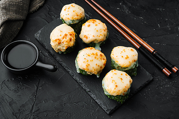 포토 JPG 해외이미지 스튜디오촬영 젓가락 사람없음 초밥 용기 간장 롤 돌판 롤스시 해외포토 그릇 수저 실내 돌_바위 양념 일본음식 파일형식 이미지허브