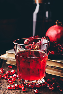 포토 JPG 해외이미지 실내 사람없음 책 칵테일 과실주 석류 나무탁자 석류알 석류주스 해외포토 과일 탁자 주류 내부 과일주스 파일형식 이미지허브