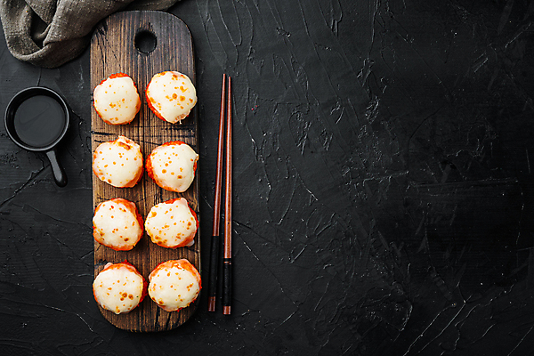 포토 JPG 해외이미지 스튜디오촬영 젓가락 사람없음 초밥 간장 롤 나무도마 롤스시 해외포토 도마 수저 실내 목재 양념 일본음식 파일형식 이미지허브