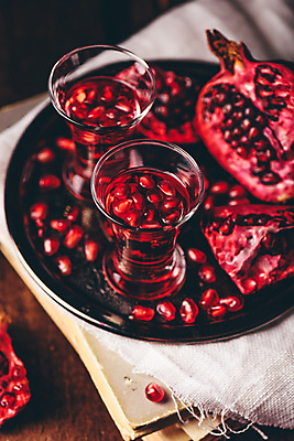 포토 JPG 해외이미지 쟁반 실내 사람없음 책 칵테일 과실주 석류 나무탁자 석류알 석류주스 해외포토 과일 탁자 주류 내부 과일주스 파일형식 이미지허브