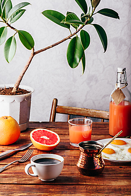 포토 JPG 해외이미지 화분 커피 포크 단면 잔 실내 사람없음 나이프 아침식사 커피잔 계란프라이 자몽 슬라이스 나무탁자 자몽주스 해외포토 식기 음료 과일 탁자 내부 식사 칼 과일주스 계란요리 파일형식 이미지허브