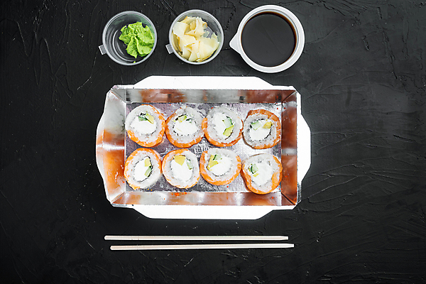 포토 JPG 해외이미지 스튜디오촬영 젓가락 사람없음 초밥 용기 고추냉이 도시락 간장 롤 롤스시 해외포토 그릇 음식 수저 실내 양념 일본음식 파일형식 이미지허브