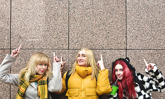 포토 JPG 해외이미지 백인 모델 1 라이프스타일 손 응시 여자 남자 행복 벽 백그라운드 셔츠 손가락 서기 미소 사람 성인 세명 카메라 우주 놀람 회색 흰색 청바지 가리킴 자신감 떨어짐 정상 시원함 사인 긍정 보여주기 반대 인기 스타일 해외포토 서양인 시선 감정 컬러 컨셉 상의 바지 모션 표정 손짓 생활 신체부위 전자제품 파일형식 이미지허브