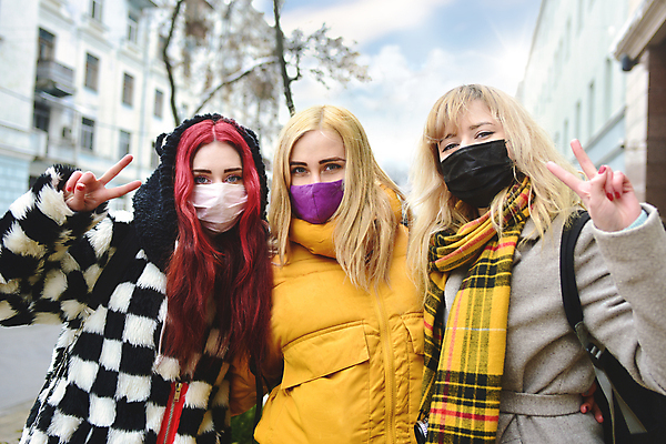 포토 JPG 해외이미지 학생 라이프스타일 커플 여자 행복 겨울 청소년 휴가 건강 가면 웃음 안전 사람 야외 10대 세명 스마트폰 쇼핑 세일 건강관리 우정 도시 그룹 호흡기관 바이러스 보호 질병 적재 종료 전염병 해외포토 계절 감정 컨셉 의학 관계 표정 관리 생활 친구 핸드폰 스마트기기 장기_의학 파일형식 이미지허브