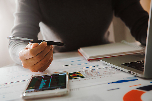 포토 JPG 해외이미지 손 여자 종이 백그라운드 컨셉 비즈니스 모바일 그래프 직장 사람없음 금융 경제 노트북 스마트폰 핸드폰 컴퓨터 사무실 펜 자료 계산기 정보 성장 업무 작업 비즈니스맨 시장 계획 주식 책상 분석 보고서 문서 투자 평가 회계 경영 계좌 마케팅 세금 프로젝트 회계사 비용 해외포토 직업 남자 가구 회사 문구용품 사람 신체부위 전자제품 스마트기기 필기구 장비 직장인 파일형식 이미지허브