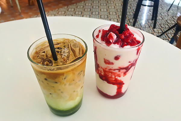 포토 JPG 해외이미지 음료 유리 딸기 디저트 사람없음 컵 초록색 빛 갈색 상점 식당 냉동 얼음 주스 카페 우유 신선 차 달콤 맛 시원함 플라스틱 설탕 크림 상쾌 코코아 밀짚 쉐이크 소다 스무디 스타일 캐러멜 해외포토 자연요소 식기 감정 음식 컬러 컨셉 과일 재질 유제품 짚 파일형식 이미지허브