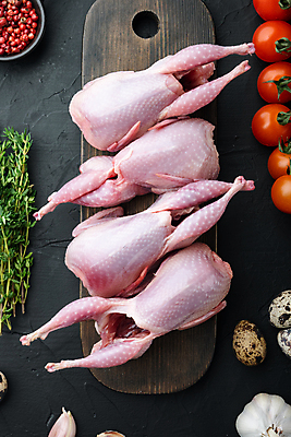 포토 JPG 해외이미지 식재료 방울토마토 검은배경 실내 생고기 육류 사람없음 하이앵글 허브 일렬 메추리알 나무도마 메추리 통마늘 통후추 해외포토 식물 뷰포인트 백그라운드 토마토 도마 마늘 내부 목재 알 검은색 후추 파일형식 이미지허브