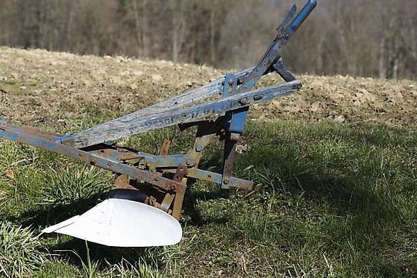 포토 JPG 해외이미지 지구 밭 농업 사람없음 경제 농경지 경작 흙 트랙터 배수구 밭일 부스러기 쟁기 해외포토 산업 농장 농사 농기계 특수차량 파일형식 이미지허브