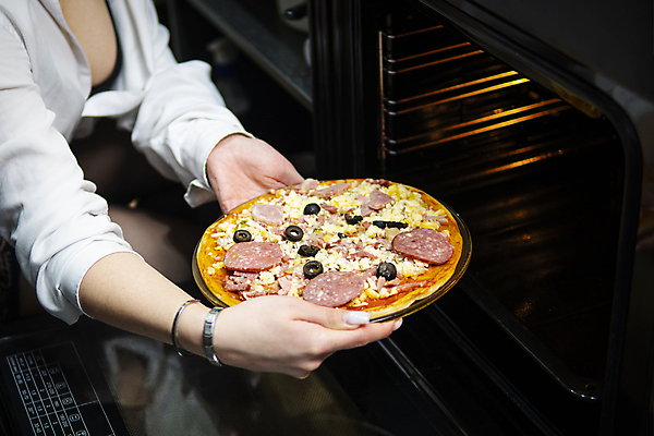 포토 JPG 해외이미지 1 라이프스타일 여자 행복 음식 다이어트 토마토 채소 엄마 주택 피자 실내 요리 미소 사람 사람없음 내부 가로 문 주방 식사 저녁식사 이탈리아 흰색 신선 아내 오픈 오븐 몸무게 굽기 먹기 속도 준비 주부 반죽 적자 채식주의자 비건 해외포토 감정 유럽 컬러 가족 모션 패스트푸드 서양음식 표정 건강 건물 생활 가전제품 구이 채식 파일형식 이미지허브