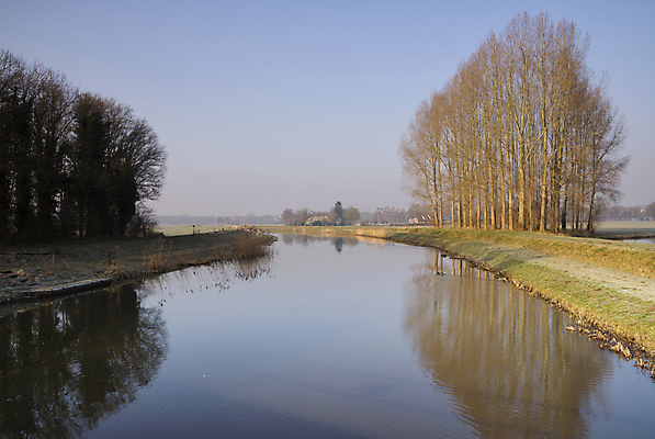 포토 JPG 해외이미지 나무 겨울 자연 하늘 아침 풍경 사람없음 물 파란색 강 반사 평화 침묵 추위 네덜란드 해외포토 주간 자연요소 식물 계절 유럽 컬러 컨셉 소리 생태계 파일형식 이미지허브