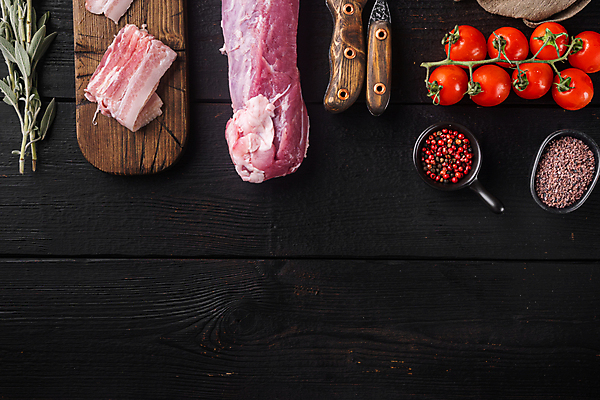 포토 JPG 해외이미지 식재료 방울토마토 생고기 돼지고기 사람없음 하이앵글 허브 나무도마 세이지 카피스페이스 해외포토 식물 뷰포인트 토마토 도마 육류 목재 공백 파일형식 이미지허브