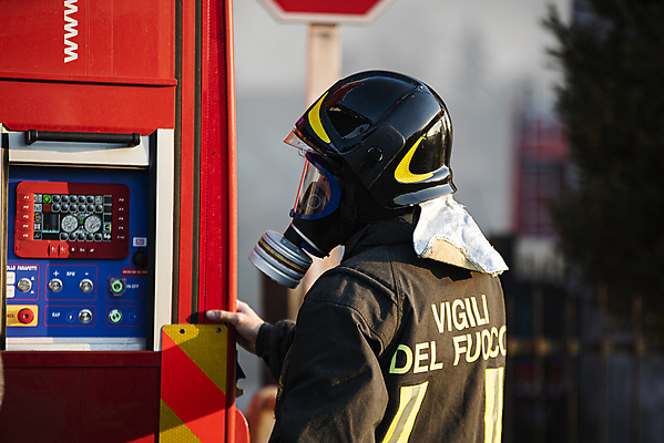 포토 JPG 해외이미지 주간 남자 한명 상반신 성인 야외 뒷모습 아웃포커스 잡기 소방관 소방 소방기구 제어장치 성인남자한명만 해외포토 자연요소 1 뷰포인트 모션 촬영기법 사람 장비 기구 구조원 남자한명만 성인남자만 파일형식 이미지허브