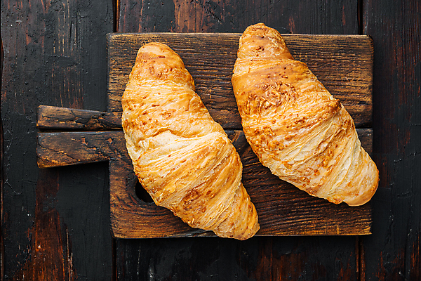 포토 JPG 해외이미지 스튜디오촬영 음식 빵 사람없음 하이앵글 크루아상 나무도마 해외포토 뷰포인트 도마 실내 목재 파일형식 이미지허브