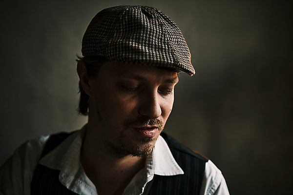 포토 JPG 해외이미지 백인 남자 실내 한명 사람 성인 가로 컬러풀 닫기 사회이슈 명상 개성 구식 심각 캡모자 스타일 성인만 해외포토 서양인 모자_잡화 1 컬러 컨셉 모션 내부 파일형식 이미지허브