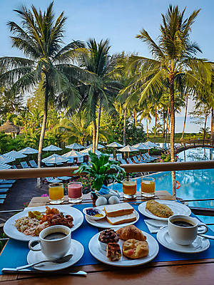 포토 JPG 해외이미지 주간 접시 커피 음식 빵 탁자 하늘 호텔 야외수영장 사람없음 야외 바캉스 울타리 야자수 파라솔 아침식사 커피잔 선베드 스무디 호캉스 해외포토 자연요소 나무 식기 음료 가구 의자 숙소 휴가 잔 수영장 담장 식사 파일형식 이미지허브