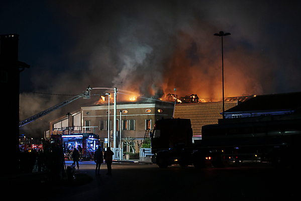 포토 JPG 해외이미지 실루엣 불 사람모양 사람없음 야외 건물 연기 야간 화재 화재진압 해외포토 자연요소 모양 건축물 촬영기법 사건 진압 파일형식 이미지허브