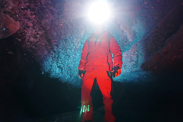 포토 JPG 해외이미지 여행 백그라운드 겨울 자연 조명 산 아이슬란드 그림자 한명 사람 빨간색 파란색 빛 냉동 얼음 어둠 추위 광선 등불 투명 터널 동굴 신비 크리스탈 북극 빙하 서리 빙산 지하 카자흐스탄 해외포토 자연요소 1 계절 유럽 아시아 길 컬러 컨셉 광석 극지방 생태계 파일형식 이미지허브