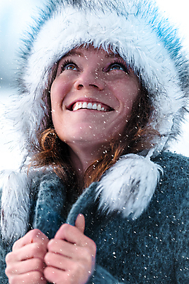 포토 JPG 해외이미지 백인 모델 1 손 옷 계절 여자 행복 얼굴 커피 어린이 백그라운드 크리스마스 겨울 자연 날씨 휴가 관리 한명 미소 사람 성인 야외 파란색 뷰티 유행 기쁨 추위 흰색 눈송이 서리 해외포토 서양인 기념일 감정 음료 컬러 눈_날씨 표정 신체부위 생태계 파일형식 이미지허브
