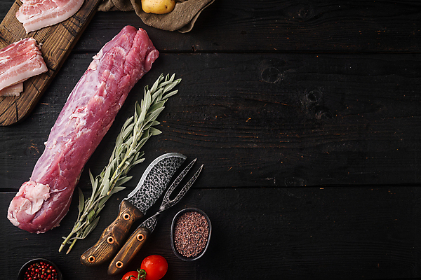 포토 JPG 해외이미지 포크 식재료 생고기 돼지고기 사람없음 하이앵글 허브 식칼 나무도마 세이지 카피스페이스 해외포토 식물 식기 뷰포인트 주방용품 도마 육류 목재 공백 파일형식 이미지허브