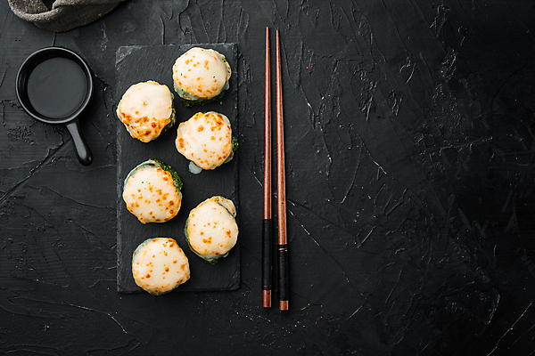 포토 JPG 해외이미지 스튜디오촬영 젓가락 사람없음 초밥 용기 간장 롤 돌판 롤스시 해외포토 그릇 수저 실내 돌_바위 양념 일본음식 파일형식 이미지허브