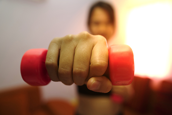 포토 JPG 해외이미지 백인 라이프스타일 손 여자 행복 스포츠 분홍색 백그라운드 운동화 컨셉 신체 근육 실내 건강 사람 동양인 성인 사람없음 빨간색 운동복 운동 뷰티 힘 아령 헬스장 장비 에너지 몸무게 보디빌더 연습 체육관 무거움 돌봄 리프팅 복근 해외포토 서양인 옷 감정 컬러 신발 모션 인종 내부 생활 신체부위 헬스 무게 보디빌딩 파일형식 이미지허브