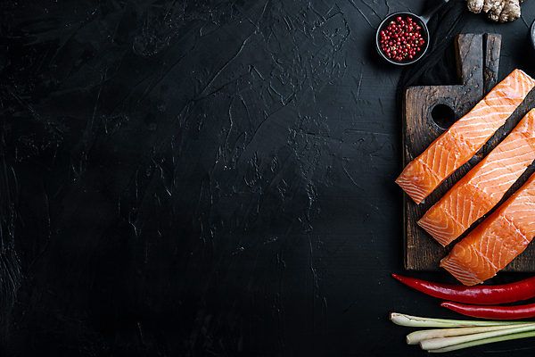 포토 JPG 해외이미지 접시 검은배경 돼지고기 사람없음 케이크 신선 허브 해산물 연어 성분 패티 핸드메이드 해외포토 식물 식기 백그라운드 디저트 육류 어류 검은색 파일형식 이미지허브