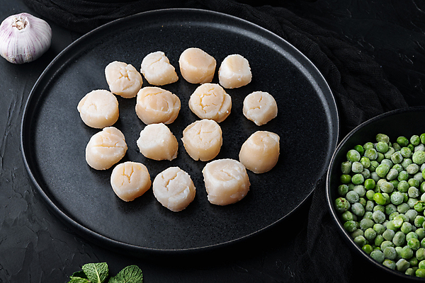 포토 JPG 해외이미지 접시 검은배경 조개 실내 사람없음 완두콩 가리비 관자 해외포토 식기 백그라운드 어패류 콩 내부 검은색 파일형식 이미지허브