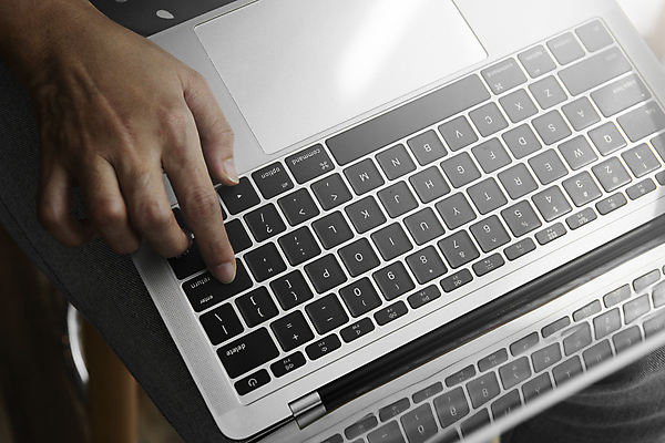 포토 JPG 해외이미지 직업 손 컨셉 인터넷 비즈니스 손가락 탁자 성공 열쇠 주택 직장 사람 사람없음 금융 노트북 쇼핑 컴퓨터 사무실 디지털 공책 자료 터치 정보 타이핑 키보드 업무 네트워크 선택 무선전화기 시작 전자 언론 온라인 마케팅 키패드 목업 해외포토 가구 회사 문구용품 건물 신체부위 경제 전자제품 작업 전화기 파일형식 이미지허브