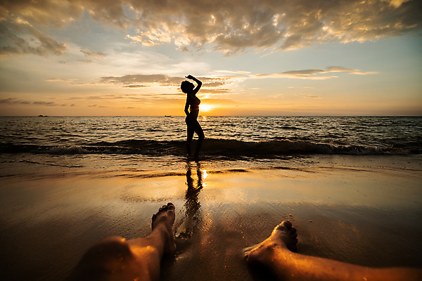 포토 JPG 해외이미지 전신 커플 여자 남자 행복 실루엣 바다 여행 포즈 함께함 서기 앉기 성인 야외 두명 햇빛 여행객 일몰 하반신 성인만 해외포토 감정 컨셉 관계 모션 촬영기법 사람 태양 노을 파일형식 이미지허브
