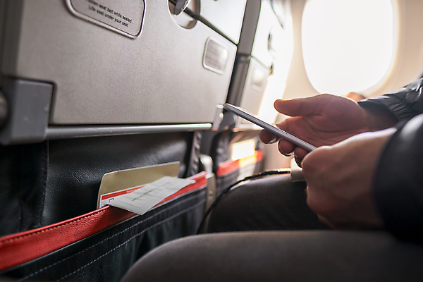 포토 JPG 해외이미지 백인 남자 얼굴 여행 인터넷 의자 비즈니스 통신 교통시설 모바일 휴가 비행기 실내 앉기 사람없음 내부 가로 스마트폰 핸드폰 잡기 보호 공항 도착 전화기 항공 출발 승객 대패 수하물 해외포토 서양인 가구 교통 컨셉 항공교통 모션 대중교통 사람 신체부위 전자제품 스마트기기 시설 파일형식 이미지허브