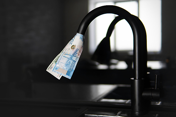 포토 JPG 해외이미지 음료 컨셉 지폐 돈 사람없음 물 경제 달리기 금속 주방 흐름 저축 욕실 수확 뜨거움 개울 서비스 기중기 수도꼭지 투자 상업 러시아 일반 낭비 계산서 러시아인 루블 해외포토 자연요소 서양인 유럽 농업 비즈니스 모션 재질 금융 강 중장비 재산 파일형식 이미지허브