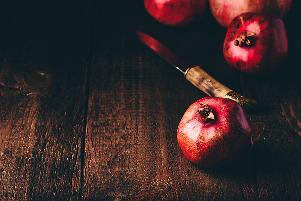 포토 JPG 해외이미지 실내 사람없음 나이프 석류 나무탁자 해외포토 식기 과일 탁자 내부 칼 파일형식 이미지허브