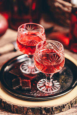 포토 JPG 해외이미지 술잔 주류 쟁반 실내 사람없음 아웃포커스 초콜릿 과실주 석류 나무탁자 석류주스 해외포토 음료 과일 탁자 디저트 잔 촬영기법 내부 과일주스 파일형식 이미지허브