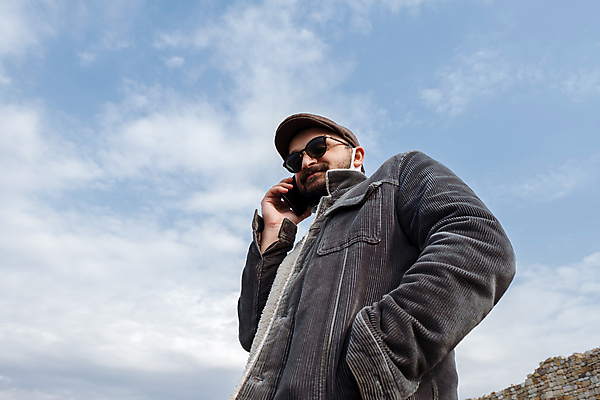 포토 JPG 해외이미지 백인 구름 손 응시 남자 인터넷 하늘 성공 모바일 세포 가면 한명 서기 사람 성인 야외 가로 스마트폰 핸드폰 컬러풀 카메라 잡기 자신감 보호 스마트 각도 온라인 소통 네트워킹 카피스페이스 해외포토 자연요소 서양인 1 시선 감정 컬러 컨셉 모션 신체부위 전자제품 스마트기기 공백 네트워크 파일형식 이미지허브