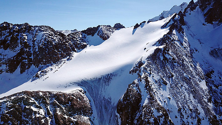 포토 JPG 해외이미지 여행 겨울 자연 하늘 바람 스키 산 안테나 파노라마 사람없음 야외 파란색 태양 냉동 얼음 침묵 추위 광선 흰색 정상 위험 고도 산등성이 빙하 알프스 암초 내추럴 드론 웅장함 절정 카자흐스탄 눈내림 해외포토 자연요소 계절 유럽 아시아 컬러 컨셉 통신 날씨 겨울스포츠 눈_날씨 촬영기법 소리 생태계 파일형식 이미지허브