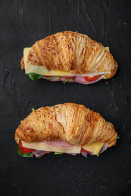 포토 JPG 해외이미지 검은배경 실내 샌드위치 사람없음 크루아상 크루아상샌드위치 해외포토 음식 빵 백그라운드 내부 검은색 파일형식 이미지허브